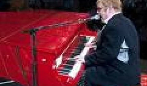 Schwanz-Toleranz: Elton John und Roter Flügel - Foto GEMEINGUT