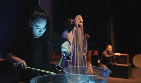 Fasstrommeln, Tamtams und Wasserbecken entführen in die Welt chinesischer Märchen. Foto: Mauricio Bustamante