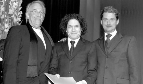 Glamour im Festspielhaus Baden-Baden: Prof. Dr. Harald Unkelbach von der Würth Gruppe, Gustavo Dudamel, Dr. Hans-Herwig Geyer (v.l.n.r.) bei der Verleihung des Würth Preises der JMD. Foto: Marcus Gernsbeck