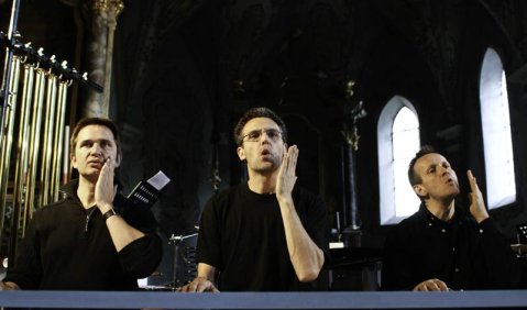 Das Ensemble Ascolta mit „I funerali dell‘anarchico Serantini“ von Francesco Filidei in St. Martin. Foto: Astrid Karger