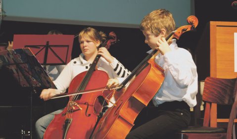 Junge Cellisten bei einer Präsentation in Schwerte. Foto: Kathrin Stenzel/Stiftung Jedem Kind ein Instrument