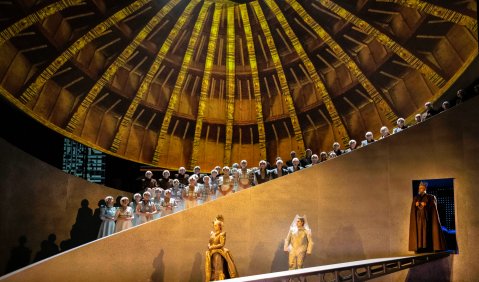 Margrethe Fredheim als Elsa, Uwe Stickert als Lohengrin, Kakhaber Shavidze als Heinrich der Vogler, Damen und Herren des Opernchores | Foto: Lutz Edelhoff