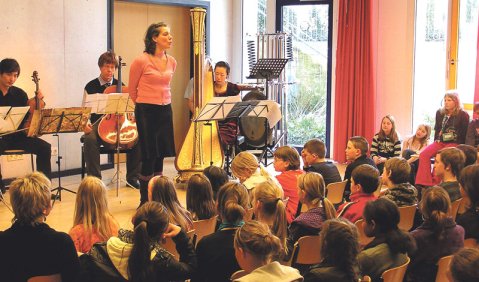 Berios Folksongs interkulturell: Salome Kammer und Mitmusiker beim Schulworkshop in Brühl. Foto: Geer