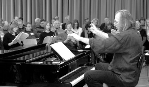 Sehr engagiert bei der Arbeit mit dem Chor: Tönu Kaljuste. Foto: Alexander Hoffmann