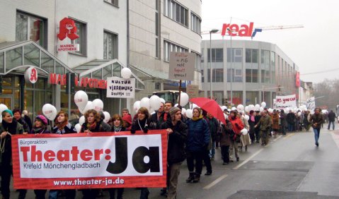 Mönchengladbach, im Februar 2009: Das Insolvenz-Gespenst geht um. Ein vom Theater­kuratorium bereits beschlossener Nachtragshaushalt hat 1.200 Theaterfreunde in Rage und dann auf die Straße gebracht. Foto: TJ-pressedienst