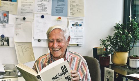 Lachender Macher in seinem Münchner musica-viva-Büro: Josef Anton Riedl  Foto: Charlotte Oswald