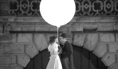 Liebesglück im Mondenschein – Anna (Tamara Banjesevic) und Fenton (Martin Platz) schwören einander ewige Treue. Foto: JMD