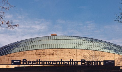 Soll alsbald einem nagelneuen Festspielhaus weichen: das eingetragene Baudenkmal Bonner Beethovenhalle. Foto: Frank Fremerey