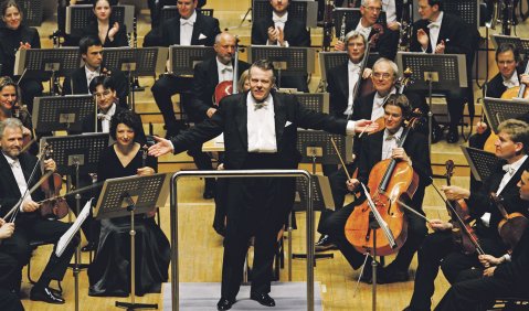 Bald Freiberufler? Chefdirigent Mariss Jansons stellt sich mit ausgebreiteten Armen vor seine BR-Sinfoniker, um sie vor dem Obersten Rechnungshof zu schützen. Foto: BR