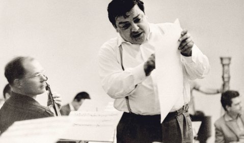 Bruno Maderna bei einer Orchesterprobe im Rahmen der 20. Darmstädter Ferienkurse für Neue Musik (1965).  Foto: HR/IMD/Pit Ludwig 