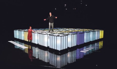 Splitterszenen aus der Literaturgeschichte: Sibylle Canonica und Stefan Hunstein in „danach“ mit einer Installation von rosalie. Foto: Charlotte Oswald