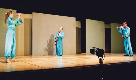 Unvollendetes, vielgestaltiges Opus ultimum: Kathinka Pasveer, Suzanne Stephens und Marco Blaauw spielen den Abschnitt „SCHÖNHEIT“ aus Karheinz Stockhausens Zyklus „KLANG“. Foto: Klaus Rudolph