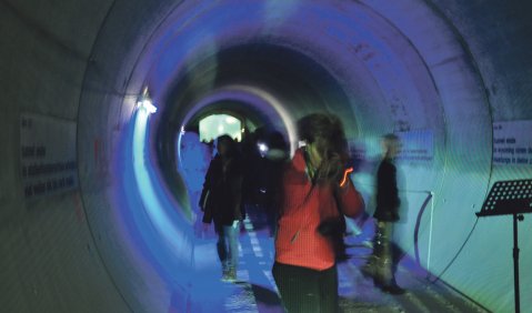 Die Klang-Wort-Installation der Tiroler Schriftstellerin Barbara Hundegger und des Münchner Komponisten Christoph Reiserer entführte das Publikum in die Tiefen der Baustelle des neuen Unterinntaltunnels. Foto: Klangspuren Schwaz