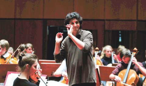 Klangliche Geschlossenheit: Michael Sanderling musiziert mit seinen jungen Musikern auf hohem Niveau. Foto: C. Oswald