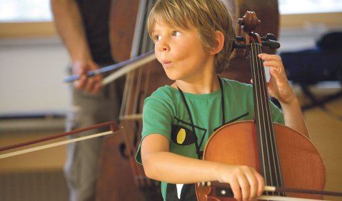 „Ganz Ohr“: der jüngste Teilnehmer, Jakob, 7 Jahre alt. Foto: Andreas Knapp