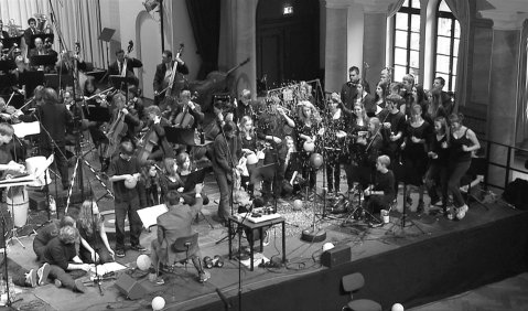 Schüler des Landesmusikgymnasiums Montabaur und der AG Neue Musik vom Leininger Gymnasium Grünstadt bei einer Probe. Foto: Katharina Herkommer