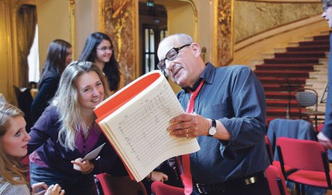 Komponierte Zwischenrufe: Nicolaus A. Huber weist vier junge Mitspielerinnen in sein „Konzert für naturmodulierte Soli und Ensemble“ ein. Foto: Charlotte Oswald