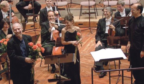 Johannes Wallmann (li.) 2010 nach der Uraufführung von „SOLO-UNIVERS“ mit der Deutschen Kammerphilharmonie Bremen (rechts: Franck Ollu, Mitte: Silvia Careddu. Foto: Susanne Wallmann 