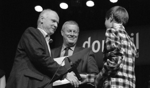 Preisübergabe in Dortmund (v.l.n.r.): Kulturabteilungsleiter Peter Landmann, Stadtdirektor Jörg Stüdemann und Moritz Bailer, Gitarrist aus Bonn.  Foto: Lena Bogoslov.