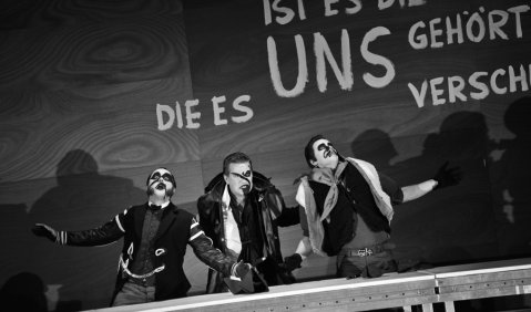 Benedikt Nawrath, Steven Scheschareg und Bryan Boyce in „The Outcast“. Foto: Christian Kleiner