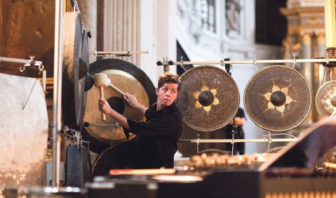 Dirk Rothbrust vom Ensemble musikFabrik bei den Proben zu Georg Friedrich Haas‘ „Ich suchte, aber ich fand ihn nicht“. Foto: BR/Astrid Ackermann