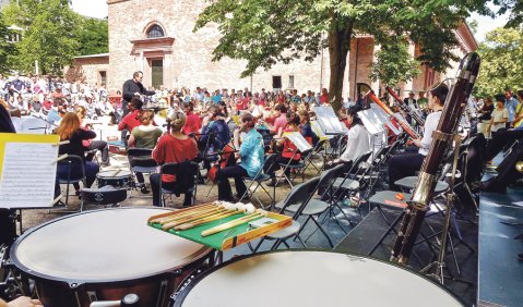 Mit einem Solidaritätskonzert haben Studierende der baden-württembergischen Musikhochschulen in Karlsruhe unter François-Xavier Roth gegen die SWR-Orchesterfusionspläne angespielt. Aktuelle Nachrichten zum Thema unter www.nmz.de. Foto: Hans Wetzel