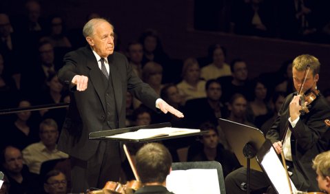 Pierre Boulez leitet das Lucerne Festival Academy Orchestra. Foto: Lucerne Festival/Georg Anderhub