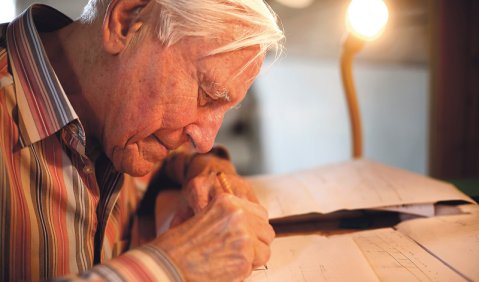 Filmemacher Edgar Reitz über Josef Anton Riedl: „Ich habe nie einen Komponisten kennengelernt, der mit einem so spitzen Bleistift Noten schrieb wie er …“ Foto: Astrid Ackermann