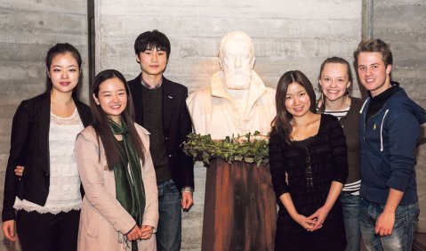 Gruppenbild mit Namensgeber: Die Gewinner des Joseph-Joachim-Wettbewerbs. Foto: Marius Maasewerd