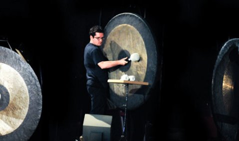 Herstellung von Raumklang: drei der vier Tamtam-Spieler hoch oben im Rang der Münchner Philharmonie. Foto: Charlotte Oswald