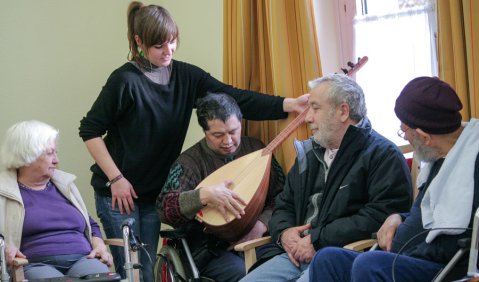 Melisa Elgün beim Einstudieren türkischer Lieder. Ihr interkulturelles musikgeragogisches Projekt spricht Senioren mit deutschem und türkischen Hintergrund an. Foto: Edward Haspelmann