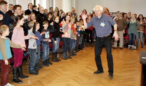 Workshop zum generationsübergreifenden Singen mit Uli Führe. Foto: UKL, S. Engel