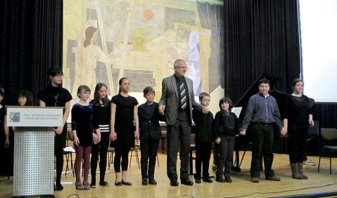 Komponist Stefan Heucke mit Schülern der Clara-Schumann-Musikschule nach der Aufführung von „Der glückliche Prinz“. Foto: Heribert Koch