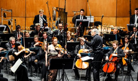 Starkes Stück: Carolin Widmann und das WDR-Sinfonieorchester unter Emilio Pomàrico spielen Dieter Ammanns „unbalanced instability“.  Alle Fotos: Charlotte Oswald