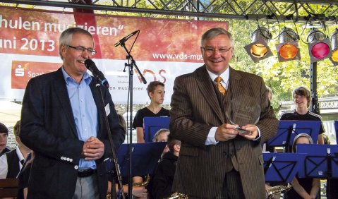 Georg Kindt (li.) überreicht dem Koblenzer Oberbürgermeister Joachim Hofmann-Göttig den Wander-Glaspokal „Schulen musizieren“ bei der Eröffnung der Bundesbegegnung. Foto: Jürgen Scholz