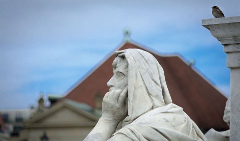 Ist uns tatsächlich der Spatz auf dem Berliner Konzerthaus lieber als ein bis vor kurzem weltweit bewundertes Kulturleben? Foto: Martin Hufner