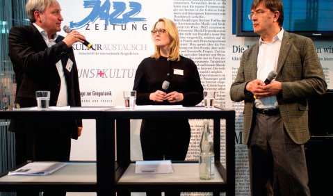 Die Zukunft  der Künstlersozialkasse war Thema auf der Musikmesse Frankfurt: Im Gespräch: (v.li.) Andreas Kolb (nmz), Ines Stricker (DTKV und Beirat KSK) sowie Heinrich Bleicher-Nagelsmann (Bereichsleiter Kunst und Kultur von ver.di). Foto: MH