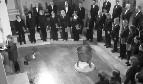 Der Madrigalchor Kiel beim Abschlusskonzert des Meisterkurses Chordirigieren in St. Marien Rendsburg. Foto: Nordkolleg