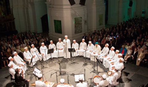 „Ouverture spirituelle“ mit dem Sufi-Orden Al-Tariqa al-Gazoulia und Frank Stadler.  Foto: Salzburger Festspiele / Stefan Beyer