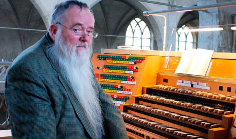 Der Orgel-Ekstatiker Peter Bares an seinem Instrument. Foto: Reineke