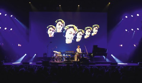 Backing Tracks und Loop-Maschinen sei Dank: Jacob Collier kann auch live mit sich selbst musizieren. Foto: Lionel Flusin