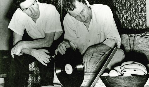 „Es wäre ein Akt der Nächsten- und sogar Selbstliebe, sie zu zerschmeißen, wo immer sie zum Vorschein kommen.“  John Cage und Merce Cunningham schonen eine LP (1952). Foto: Western Regional Archives, State Archives of North Carolina