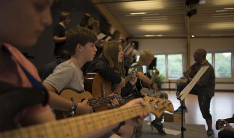 Schüler der Warnowschule Papendorf beim „Tag der Musik“ (Band und Popchor). Foto: Jan-Peter Koch