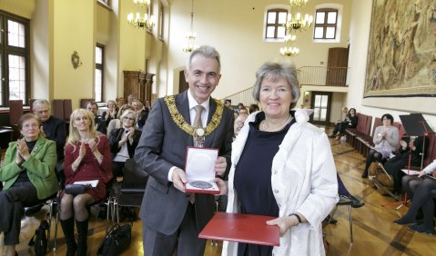 Aus den Händen von Peter Feldmann, Oberbürgermeister der Stadt Frankfurt, erhielt Claudia von Lewinski am 5. Dezember 2016 die Ehrenplakette der Stadt Frankfurt. Foto: Stefanie Kösling