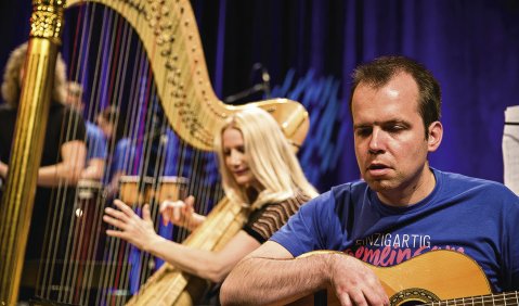 Gemeinsam musizieren: Evelyn Huber (Quadro Nuevo) und Stefan Schweidler (Musikschule/Lebenshilfe Fürth). Foto: Max Wagner