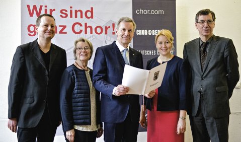 Polit-Prominenz am Bau (v.li.): Klaus Lederer, Petra Merkel, Christian Wulff, Franziska Giffey, Günter Winands. Foto: Martin Hufner