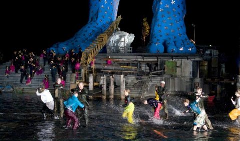 Wasserballett auf der Seebühne. Die Bregenzer Festspiele starten mit Aida. Foto: Bregenzer Festspiele / Karl Forster