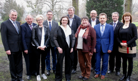 Paul Lehrieder (l.) mit den Präsidiumsmitgliedern: (v.l.n.r): (Michael Weber, Ingrid Schafranski, Harald Oelschlegel, Silke Schulze, Kay Prieß, Ursula Anlauf, Heiko Schulze, Prof. Dr. Hubert Kempter, Ralf Subat und Anne Sygulla