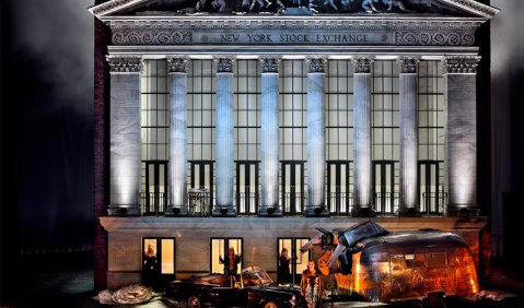 Die New Yorker Wall Street (nicht der Reichstag) nach der Verhüllung: „Götterdämmerung“ in Bayreuth. Foto: Bayreuther Festspiele / Enrico Nawrath