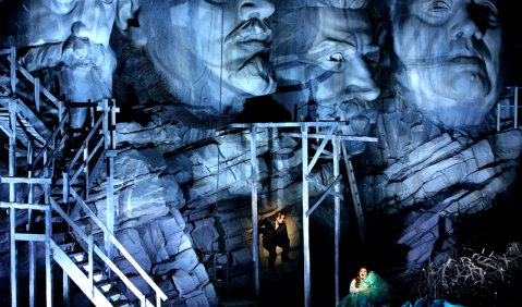 Liebe unterm kommunistischen Mount Rushmore: Lance Ryan und Catherine Foster im Bayreuther „Siegfried“. Foto: Bayreuther Festspiele / Enrico Nawrath